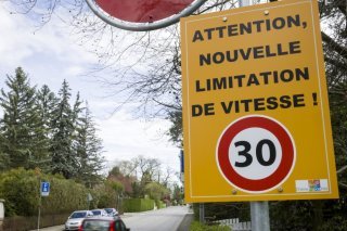 Selon un sondage commandé par le TCS, près de deux tiers des personnes interrogés sont contre une généralisation du 30 km/h en ville (image d'illustration). KEYSTONE/SALVATORE DI NOLFI