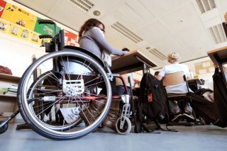 Un accès garantit à un accompagnement psychologique fait partie des mesures que propose la stratégie nationale en matière de paralysie médullaire présentée lundi (image symbolique). KEYSTONE/DPA/HOLGER HOLLEMANN