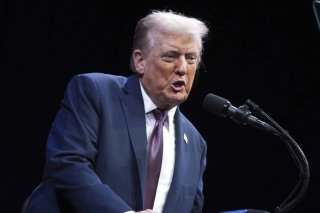 Donald Trump devra verser des millions de dollars à l’autrice E. Jean Carroll, pour des propos diffamatoires. KEYSTONE/AP/Evan Vucci