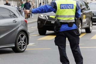 Un véhicule a fait une embardée peu après 13h00 et s'est encastré dans une vitrine, à la rue du Centurion à Carouge. La rue a été fermée pendant l'intervention (image d'illustration). KEYSTONE/SALVATORE DI NOLFI
