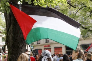 Entre 1500 et 2000 personnes manifestaient en soutien à Gaza lorsque la voiture a forcé le passage samedi soir à Lausanne (photo d'illustration). KEYSTONE/SALVATORE DI NOLFI