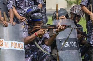 La police a tiré lundi contre des manifestants au Nepal. notamment à Kathmandu. KEYSTONE/EPA/NARENDRA SHRESTHA