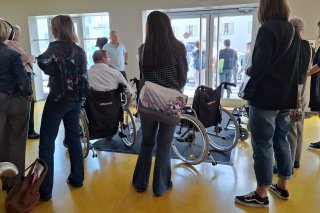 Les hôtes en passe de tester la ville en chaise roulante