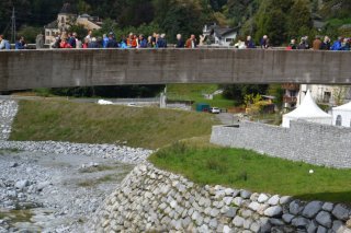 Les habitants de Bondo (GR) et les invités de l'inauguration ont contemplé, vendredi, les nouveaux ouvrages de protection, huit ans après l'éboulement qui a fait huit morts et a causé d'importants dégâts matériels. KEYSTONE/Annalisa De Vecchi