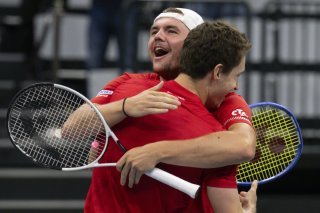 La joie de Dominic Stricker (de face) et de Jakub Paul après leur victoire en double KEYSTONE/PETER SCHNEIDER