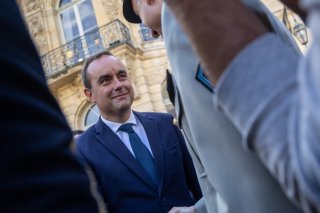 Le choix du nouveau Premier ministre Sebastien Lecornu ne fait pas l'unanimité auprès des Français, selon deux sondages dimanche. KEYSTONE/EPA/CHRISTOPHE PETIT TESSON