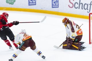 Théo Rochette ouvre le score. Le festival peut commencer pour le LHC... KEYSTONE/CYRIL ZINGARO