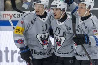 Sandro Schmid (no 73) congratulé par Attilo Biasca et par Ludwig Johnson après son ouverture du score. KEYSTONE/URS FLUEELER