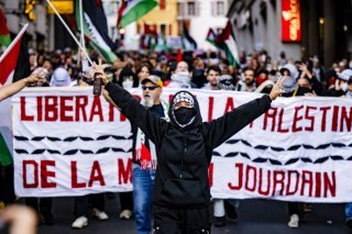 La manifestation propalestinienne de jeudi soir à Lausanne a réuni plus de 2000 personnes. Keystone/JEAN-CHRISTOPHE BOTT