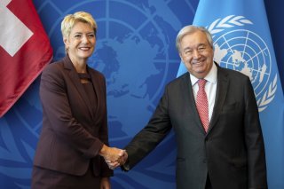 Karin Keller-Sutter a été accueillie par le secrétaire général de l'ONU Antonio Guterres à New York. KEYSTONE/AP/Angelina Katsanis