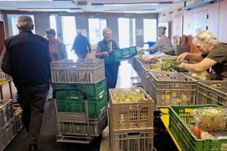 Les récoltes des Tables du Rhône sont distribuées chaque jour dans un lieu différent, de Viège à Aigle.
Ici à la paroisse St-Guérin, à Sion.