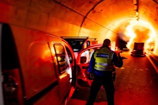 Une septantaine de pompiers, policiers, ambulanciers et figurants ont participé à cet exercice qui simulait un incendie causé par un choc entre deux véhicules dans le tunnel d'Arrissoules. KEYSTONE/JEAN-CHRISTOPHE BOTT