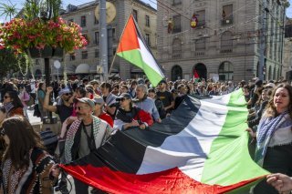 Des milliers de personnes ont manifesté samedi à Genève leur soutien au peuple plaestinien. KEYSTONE/MARTIAL TREZZINI