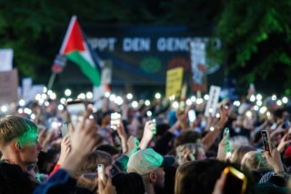 Cette manifestation met en lumière la colère croissante au sein de la population allemande à l'égard de la guerre à Gaza. KEYSTONE/EPA/CLEMENS BILAN