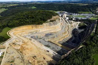 La colline est devenue célèbre, au-delà des frontières vaudoises, lorsqu'elle a été occupée par la première Zone à défendre de Suisse (ZAD), entre octobre 2020 et mars 2021. L'initiative "Sauvons le Mormont" avait été lancée quelques mois plus tard (archives). Keystone/JEAN-CHRISTOPHE BOTT