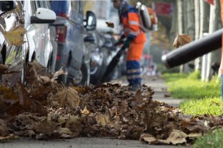 Les Zurichois s'agacent depuis des années du bruit des souffleuses à feuilles (image d'illustration). KEYSTONE/GEORGIOS KEFALAS