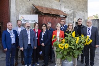 Les parties prenantes d'AgroImpact se sont réunies mardi à Daillens pour présenter la première plateforme de décarbonation des produits agricoles. KEYSTONE/CYRIL ZINGARO