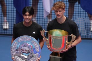 L'Italien Jannik Sinner (à droite)a vaincu l'Américain Learner Tien pour s'offrir son 21e titre en carrière. KEYSTONE/AP/Andy Wong