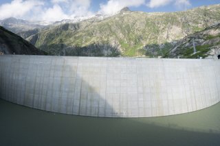 Le développement plus rapide de l'hydroélectricité est l'un des objectifs du décret d'accélération qui vient d'être adopté par le Parlement. (Photo thématique) KEYSTONE/GAETAN BALLY