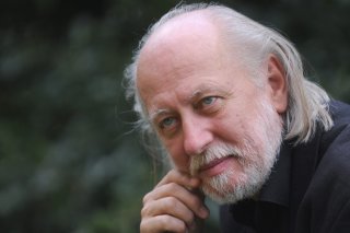 "C'est le regard artistique de Laszlo Krasznahorkai, entièrement dépourvu d'illusions et capable de percevoir la fragilité de l'ordre social, associé à sa foi inébranlable dans le pouvoir de l'art" qui a motivé la décision du jury du Nobel de littérature, a souligné Steve Sem-Sandberg jeudi. KEYSTONE/EPA/Gyula Czimbal