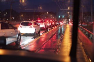 Les voitures de tourisme à essence resteront majoritaires sur les routes suisses en 2025 (archives). KEYSTONE/GAETAN BALLY