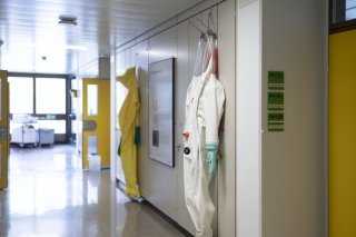 Le laboratoire de Spiez (BE) va pouvoir partager une souche difficile à trouver de MERS-Cov avec les scientifiques des différents pays (archives). KEYSTONE/GAETAN BALLY