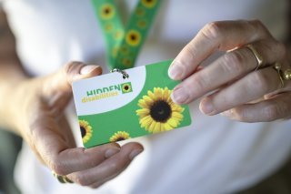 Après les CFF dans certaines gares, l'aéroport de Zurich introduit à son tour la possibilité pour les personnes souffrant d'un handicap non visible de porter un cordon vert à motifs de tournesols autour du cou. KEYSTONE/MICHAEL BUHOLZER