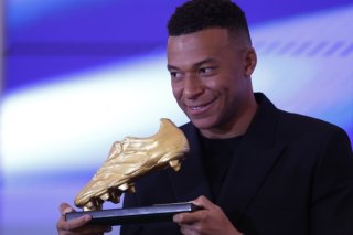 Kylian Mbappé avec le Soulier d'Or KEYSTONE/EPA/JAVIER LIZON