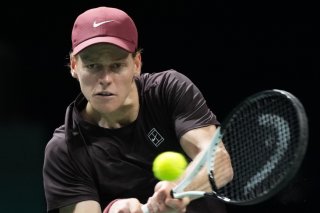 Jannik Sinner s'est montré impitoyable face à Alexander Zverev samedi KEYSTONE/AP/Christophe Ena