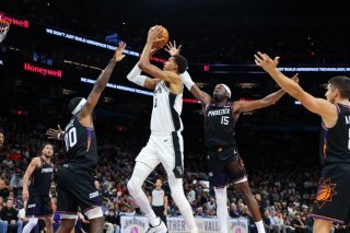 Wembanyama (au centre) et les Spurs ont manqué leur affaire dimanche à Phoenix KEYSTONE/AP/Mike Christy