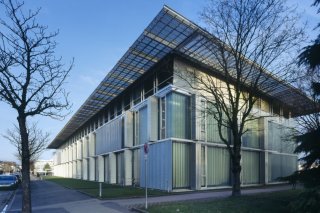 Le Centre professionnel du Nord vaudois à Yverdon fait partie des bâtiments qui doivent bénéficier d'une rénovation (archives). KEYSTONE/GAETAN BALLY