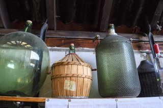 Le but de la nouvelle loi vaudoise est de permettre aux municipalités d'autoriser les prises de commandes et la vente à l'emporter de tous types de boissons alcoolisées, y compris distillées, dans le cadre des autorisations de manifestations, de foires ou de marchés qu'elles délivrent (archives). Keystone/MARTIAL TREZZINI