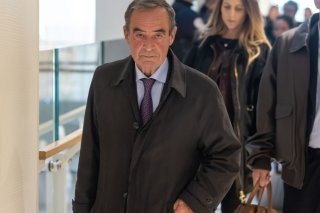 Huit prévenus, dont l'ex-directeur général de Lafarge, Bruno Lafont, sont poursuivis, ainsi que le cimentier français, filiale du géant zougois Holcim depuis 2015, en tant que personne morale, pour financement du terrorisme. KEYSTONE/EPA/CHRISTOPHE PETIT TESSON