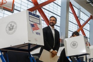 Le démocrate Zohran Mamdani, qui a voté dans une salle municipale de son fief, le quartier populaire d'Asotria, dans le Queens, est le favori de l'élection à la mairie de New York. KEYSTONE/AP/Olga Fedorova