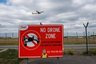 Des drones ont été observés autour de l'aéroport de Bruxelles (archives). KEYSTONE/EPA/OLIVIER MATTHYS