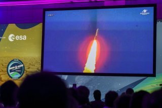 Des visiteurs de l'European Space Operations Centre (ESA/ESOC) à Darmstadt (All) ont assisté à la diffusion en direct du lancement d'Ariane 6, mardi soir. KEYSTONE/EPA/RONALD WITTEK