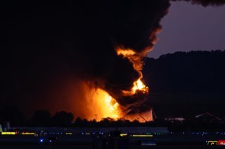 Le crash a provoqué un incendie à proximité de l'aéroport international de Louisville. KEYSTONE/AP/Jon Cherry