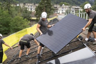 L'initiative solaire demande que toute nouvelle construction ou rénovation soit systématiquement accompagnée d'une installation solaire (archives). KEYSTONE/GAETAN BALLY