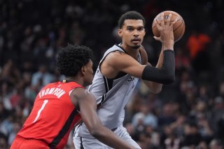 Victor Wembanyama (à droite) a brillé vendredi face aux Spurs KEYSTONE/AP/Eric Gay