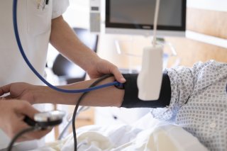 Les dépenses de santé en Suisse vont continuer d'augmenter à un rythme plus soutenu que par le passé, selon les dernières prévisions du KOF, pour frôler les 110 milliards en 2027 (image symbolique). KEYSTONE/GAETAN BALLY