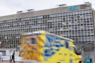 Les Hôpitaux universitaires genevois (HUG) sont accusés par deux syndicats de violer neuf dispositions de la loi sur le travail (archives). KEYSTONE/MARTIAL TREZZINI
