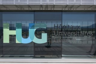 Les HUG ont un plan d'action pour se conformer à la loi sur le travail. L'institution répond aux accusations de dysfonctionnements par plusieurs syndicats (image d'illustration). KEYSTONE/SALVATORE DI NOLFI