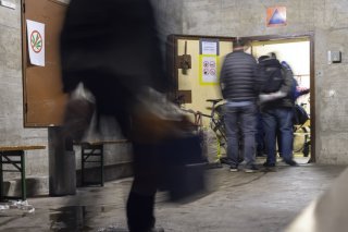 A Genève, l'ouverture d'un abri PC supplémentaire de 80 places à Champel permettra de proposer 577 places d'hébergement d'urgence (image d'illustration). KEYSTONE/MARTIAL TREZZINI