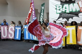 La COP30 s'est terminée samedi soir avec un retard d'environ 20 heures. KEYSTONE/EPA/Andre Coelho