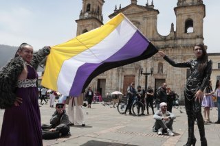 Le sujet de la non-binarité a gagné en importance sur la scène sociale et politique ces dernières années, en Suisse mais aussi à l'étranger, comme ici en Colombie (archives). KEYSTONE/EPA EFE/CARLOS ORTEGA