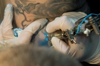 L'encre des tatouages demeure longtemps piégée dans le système immunitaire (image d'illustration). KEYSTONE/EPA/CAROLINE BLUMBERG