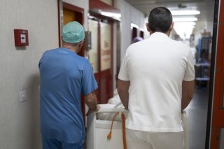 Pour mettre en œuvre la transformation du secteur hospitalier, H+ demande notamment des "tarifs couvrant les coûts" et un financement fiable de l'innovation, des prestations numériques et de l'ambulatoire (image d'illustration). KEYSTONE/GAETAN BALLY