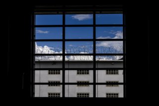 Un individu qui a tenté de s'échapper de la prison de Sion vendredi a rapidement été interpellé par la police valaisanne. (image d'illustration) KEYSTONE/JEAN-CHRISTOPHE BOTT