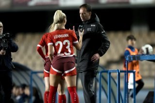 Rafel Navarro et Alisha Lehmann après une défaite bien rageante face à la Belgique. KEYSTONE/CLAUDIO THOMA