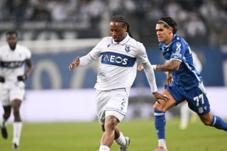 Brandon Soppy et Lausanne doivent rebondir après leur défaite jeudi à Poznan en Conference League. KEYSTONE/EPA/Jakub Kaczmarczyk